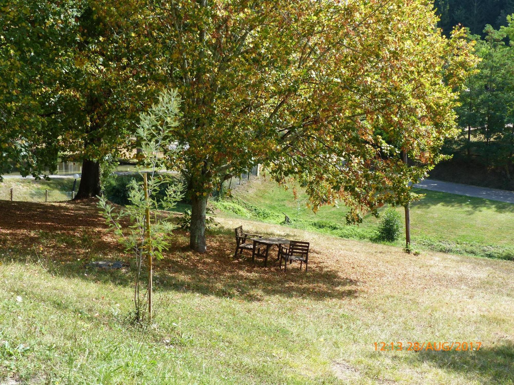Les volets verts Lamothe-Montravel Buitenkant foto